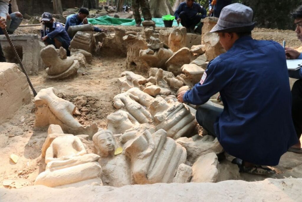 Ahli temukan lebih dari 100 potongan patung Buddha di kuil di Angkor