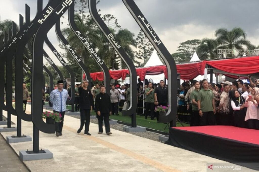 Ragam baju adat Sunda untuk pria dan perlengkapannya